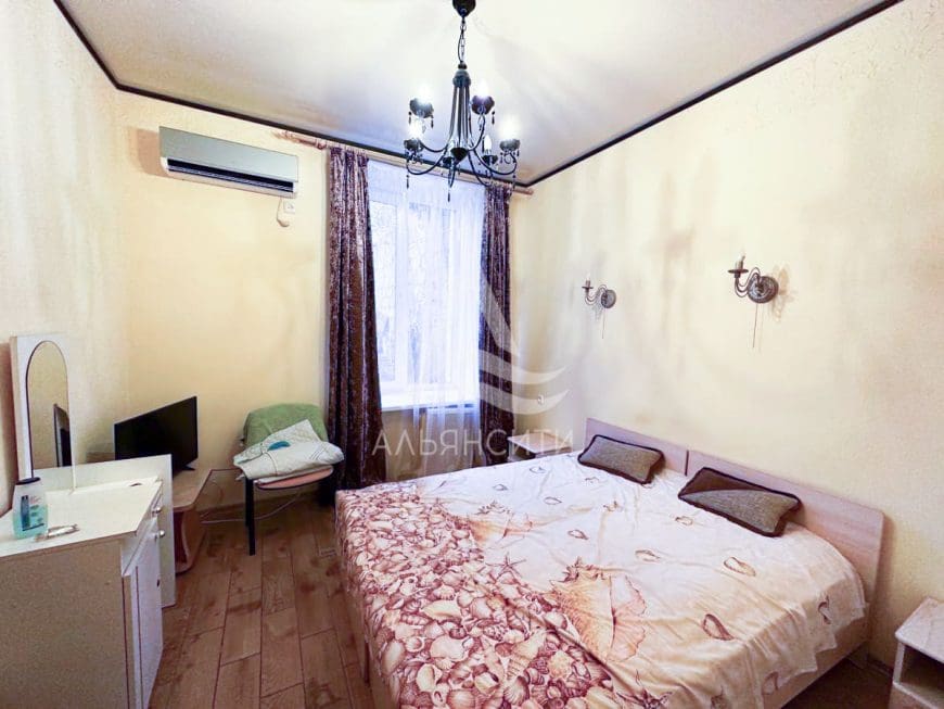 К вашему вниманию предлагается 3-комнатная квартира в частном секторе в городе Алушта